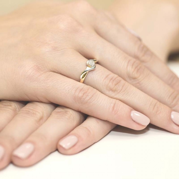 Pierścionek zaręczynowy z diamentami