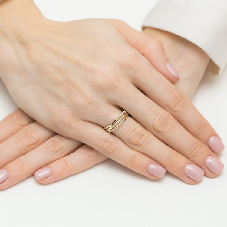 Pierścionek z białego złota z diamentami