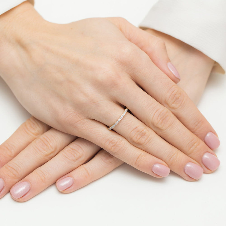 Pierścionek z białego złota z diamentami