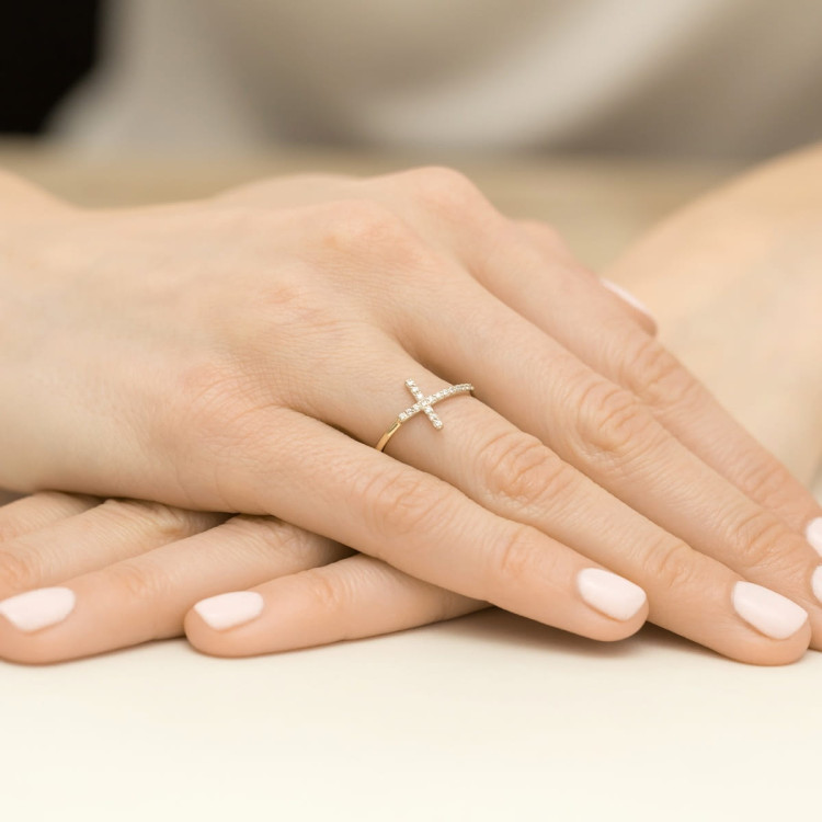 Pierścionek krzyż z diamentami