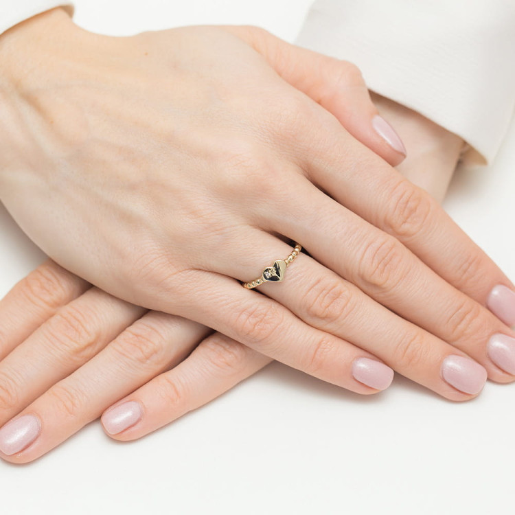 Pierścionek serduszko z diamentem