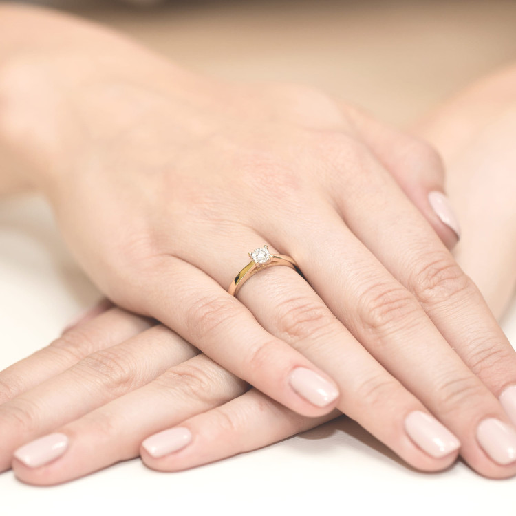 Pierścionek zaręczynowy z diamentem