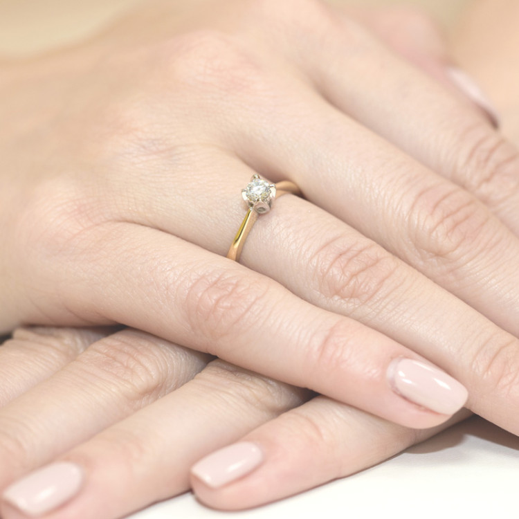 Pierścionek zaręczynowy z diamentem