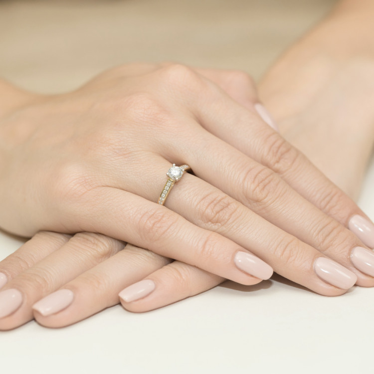 Pierścionek zaręczynowy z diamentami