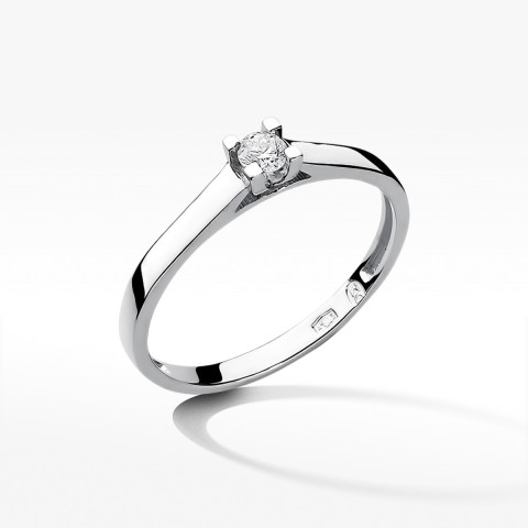 Pierścionek zaręczynowy z diamentem