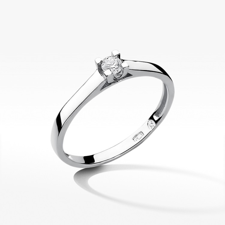 Pierścionek zaręczynowy z diamentem