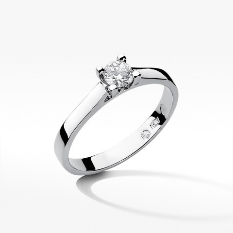 Pierścionek zaręczynowy z diamentem