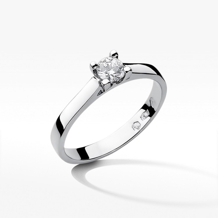 Pierścionek zaręczynowy z diamentem