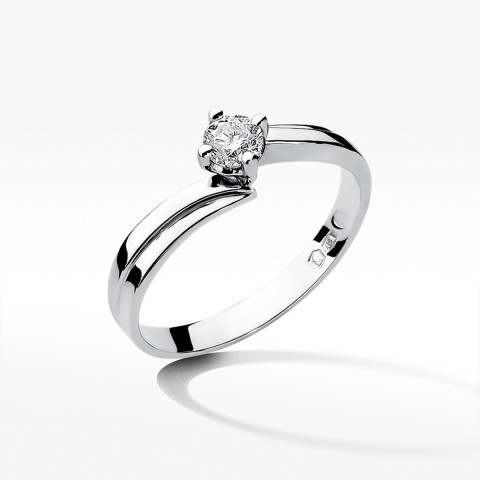 Pierścionek zaręczynowy z diamentem
