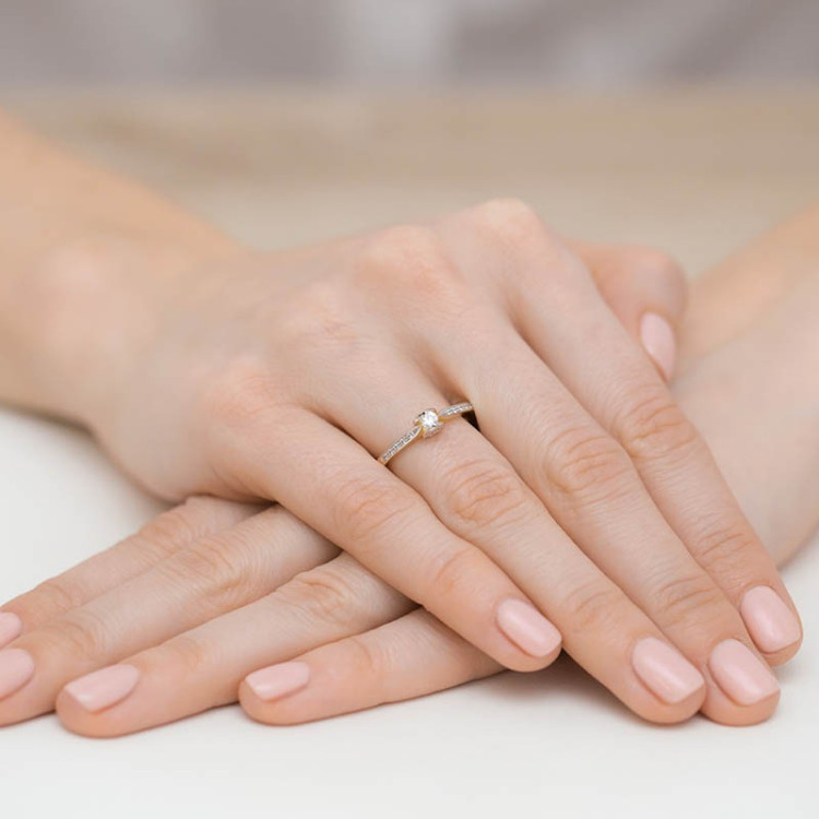 Pierścionek z żółtego złota z diamentami