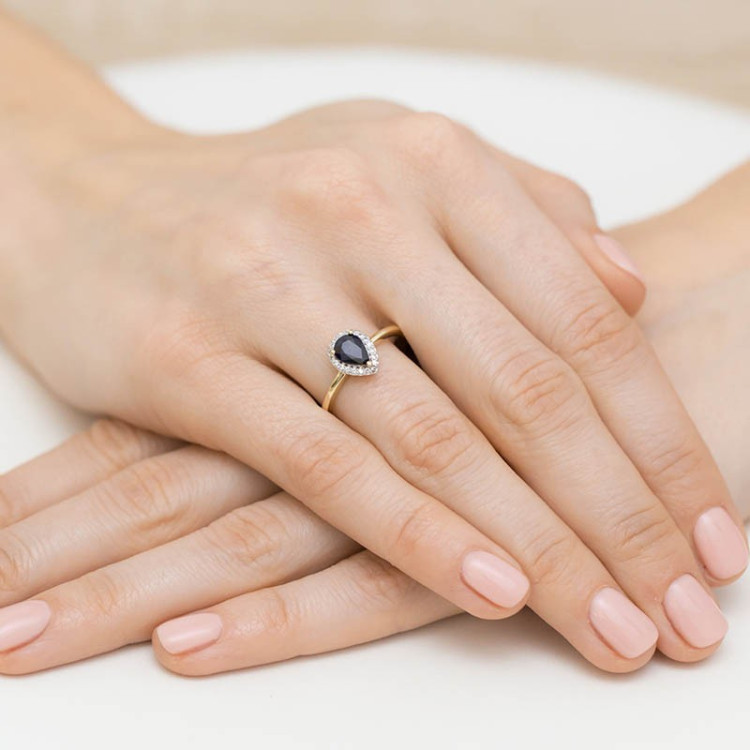 Złoty pierścionek z szafirem i diamentami