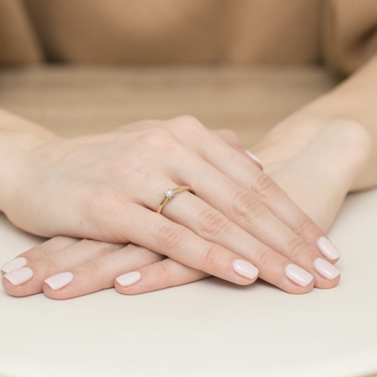 Pierścionek z białego złota z diamentem