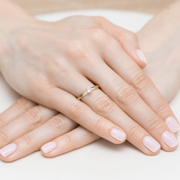 Pierścionek z żółtego złota z diamentem