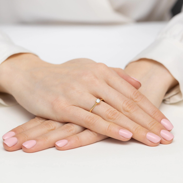 Pierścionek z białego złota z diamentami