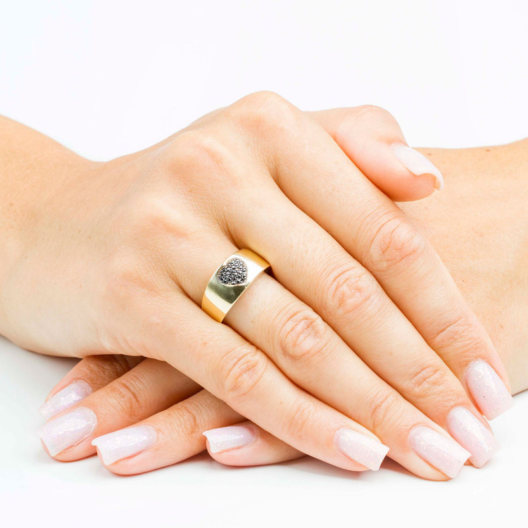 Pierścionek ze złota serce z czarnymi cyrkoniami