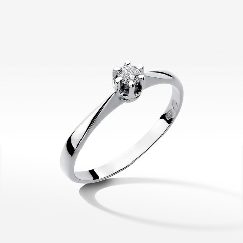 Pierścionek zaręczynowy z diamentem