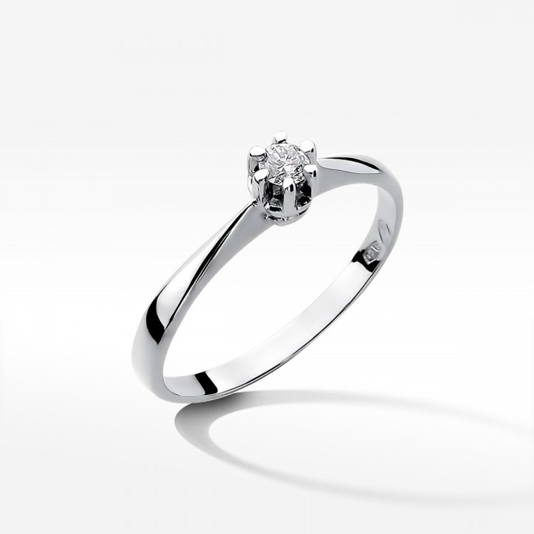 Pierścionek zaręczynowy z diamentem