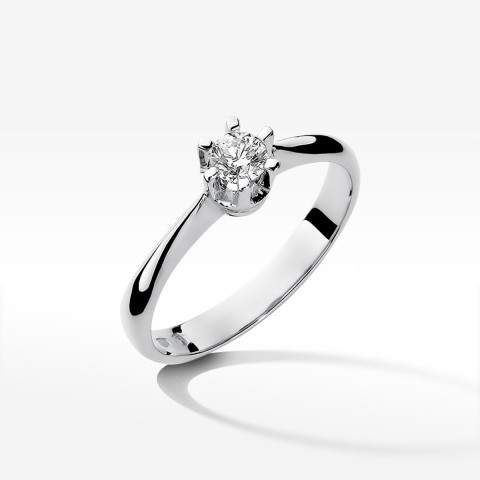 Pierścionek zaręczynowy z diamentem