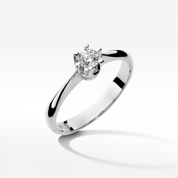 Pierścionek zaręczynowy z diamentem