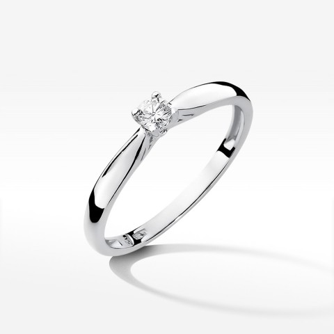 Pierścionek zaręczynowy z diamentem