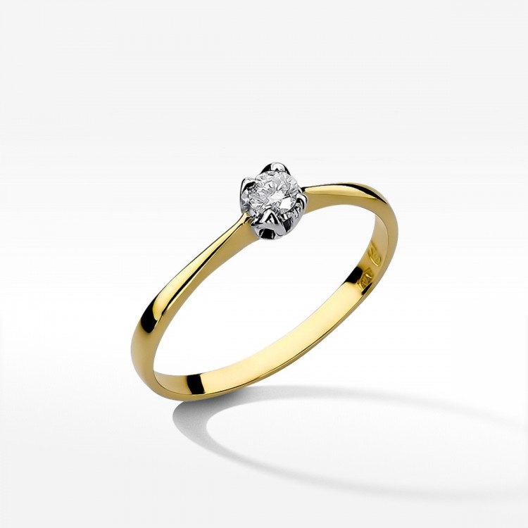 Pierścionek zaręczynowy z diamentem