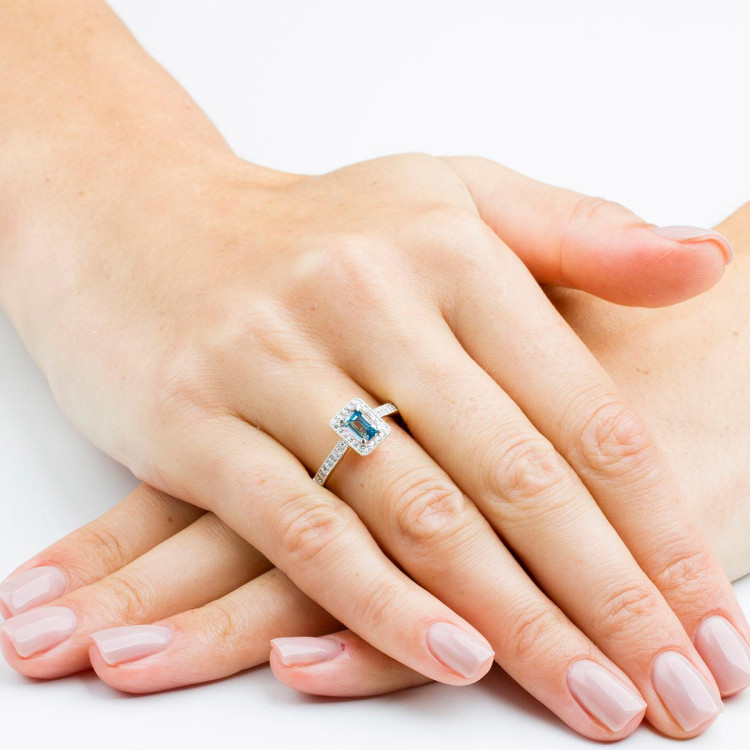 Złoty pierścionek z topazem i diamentami