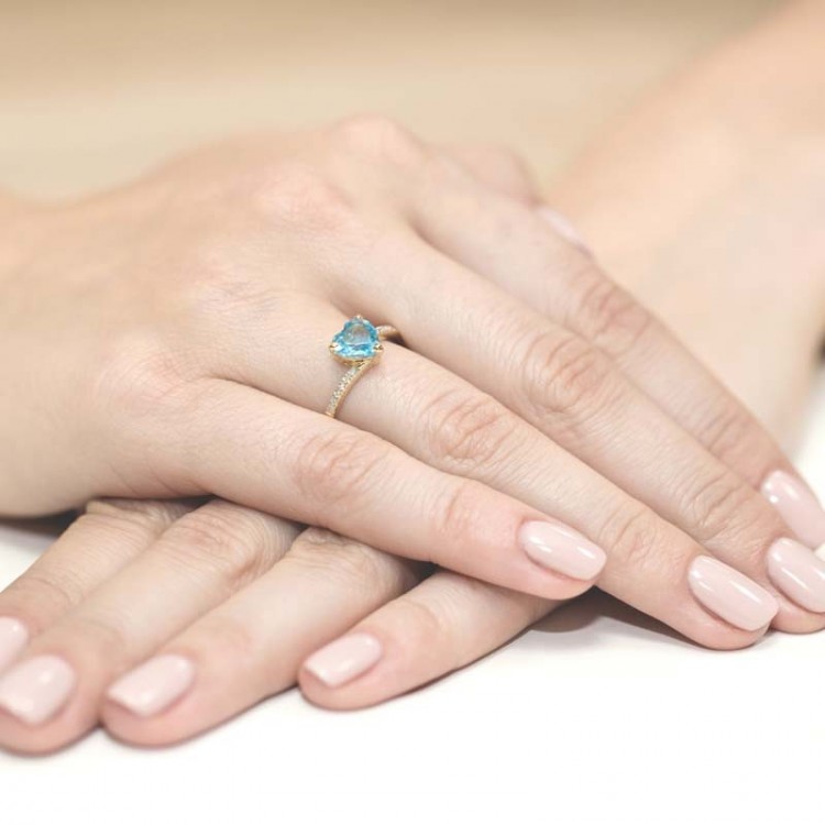 Pierścionek zaręczynowy z topazem