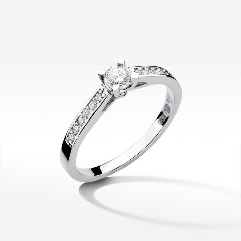 Pierścionek zaręczynowy z diamentami