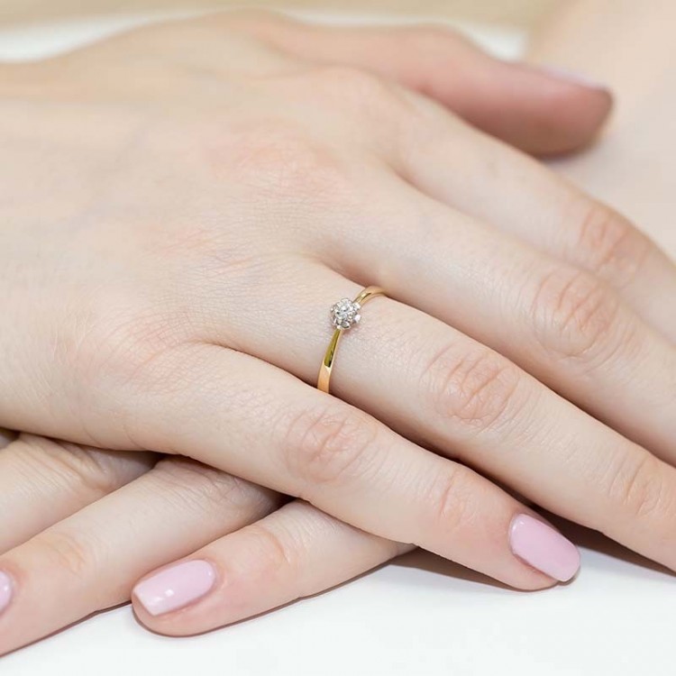 Pierścionek zaręczynowy z diamentem