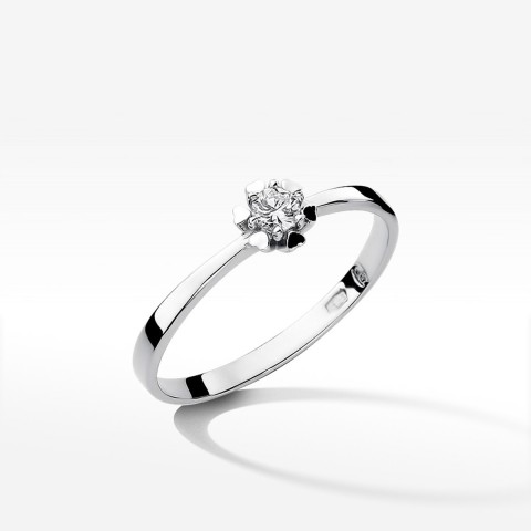 Pierścionek zaręczynowy z diamentem