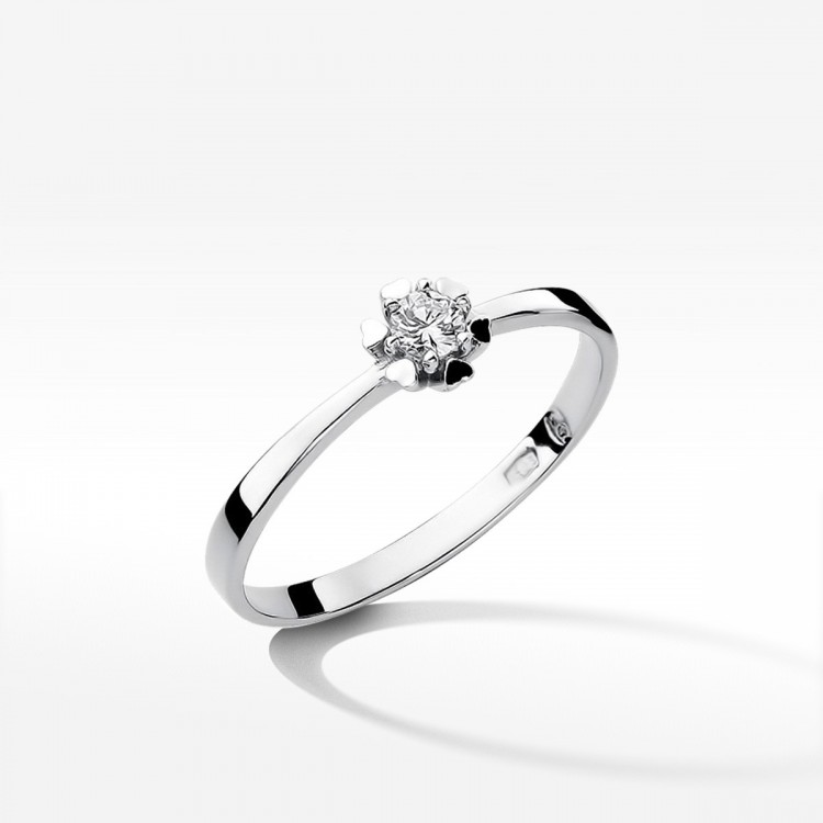 Pierścionek zaręczynowy z diamentem