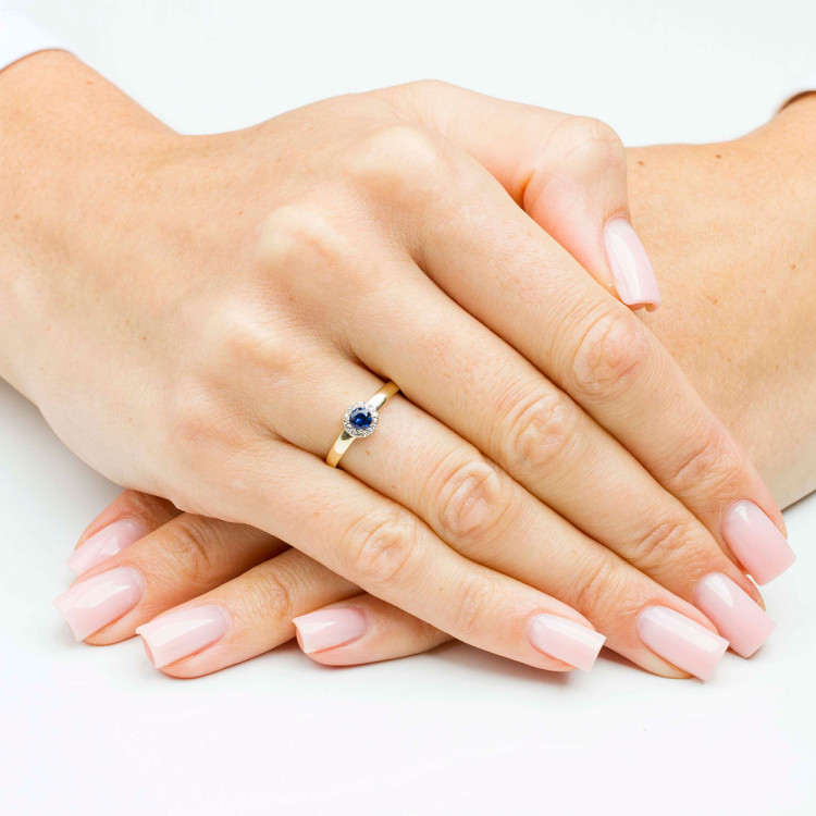 Pierścionek ze złota z niebieską i białymi cyrkoniami