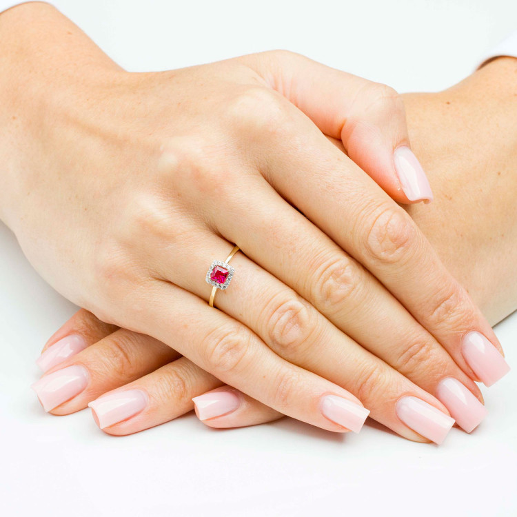 Pierścionek ze złota z różową i białymi cyrkoniami