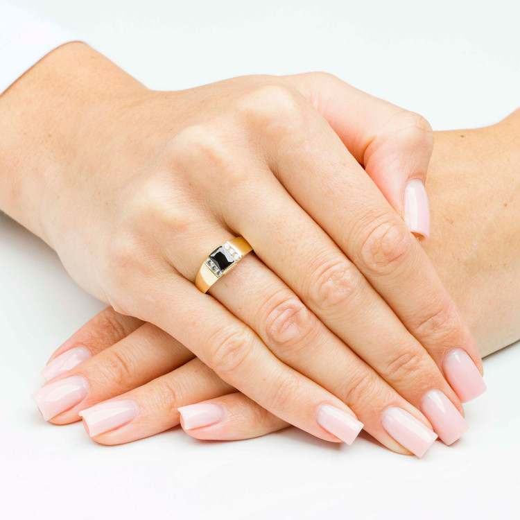Pierścionek ze złota z czarną i białymi cyrkoniami