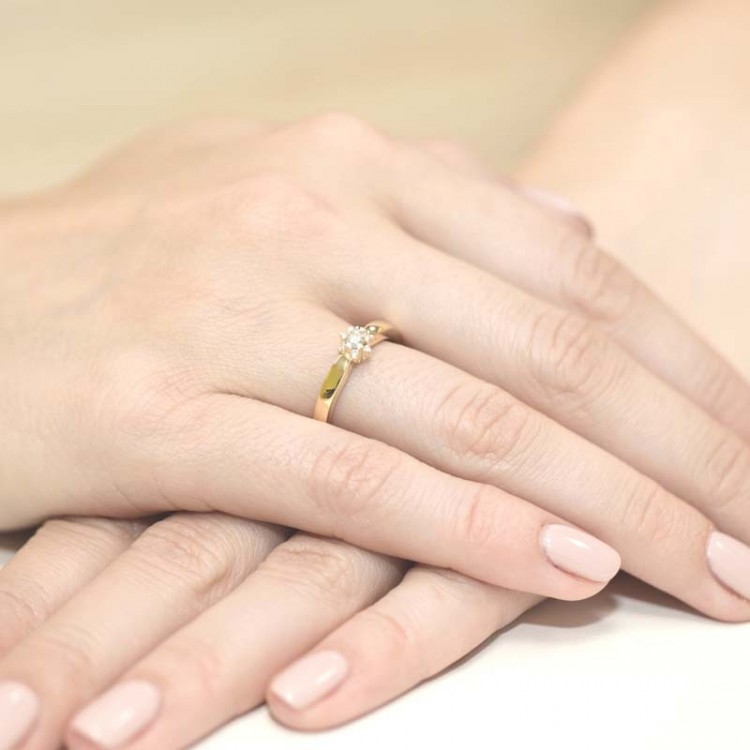 Pierścionek zaręczynowy z diamentem