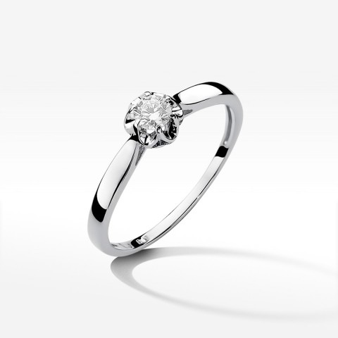 Pierścionek zaręczynowy z diamentem