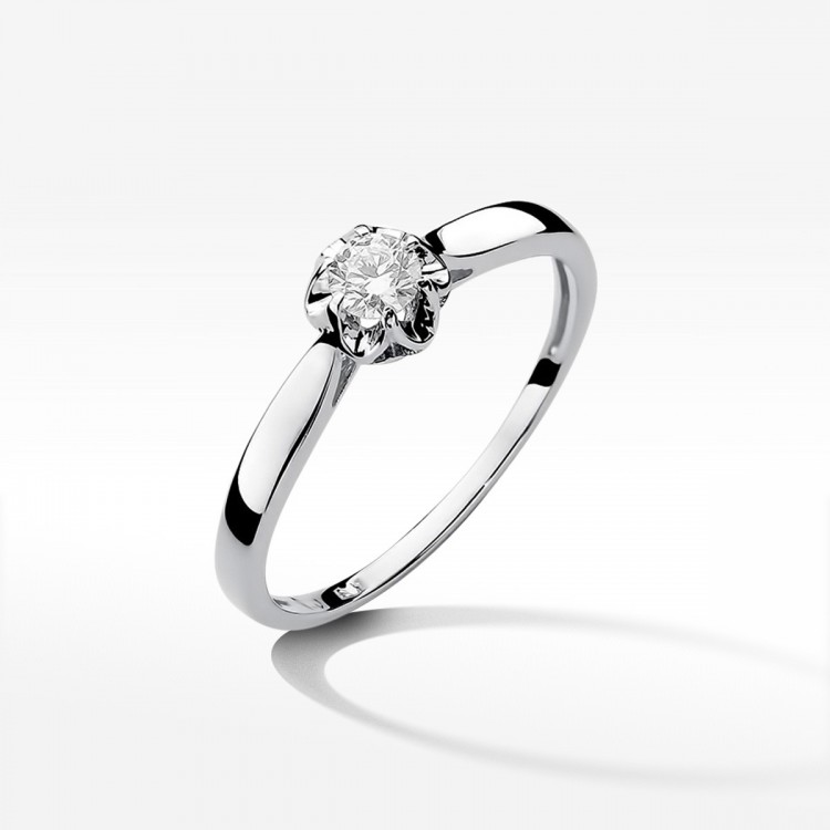 Pierścionek zaręczynowy z diamentem