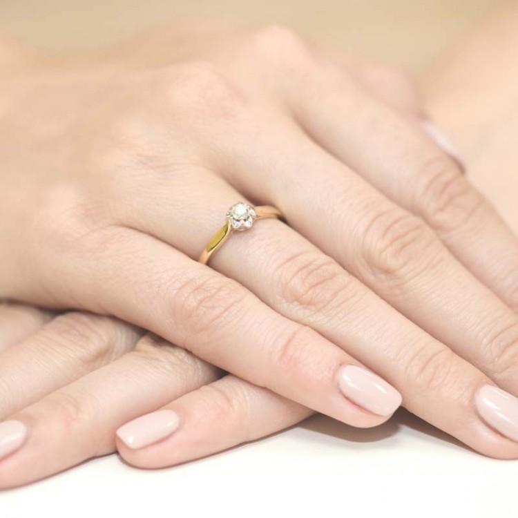 Pierścionek zaręczynowy z diamentem