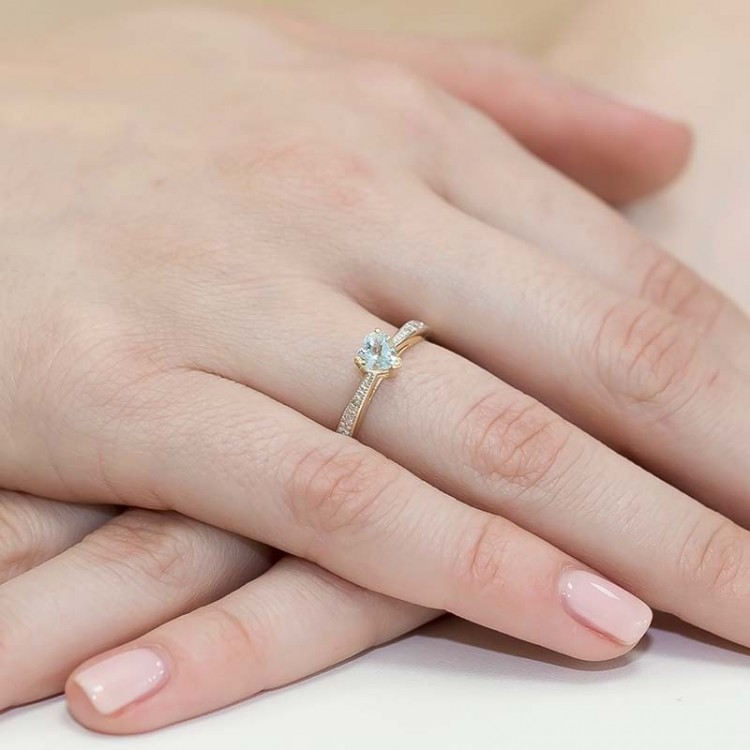 Pierścionek zaręczynowy z topazem