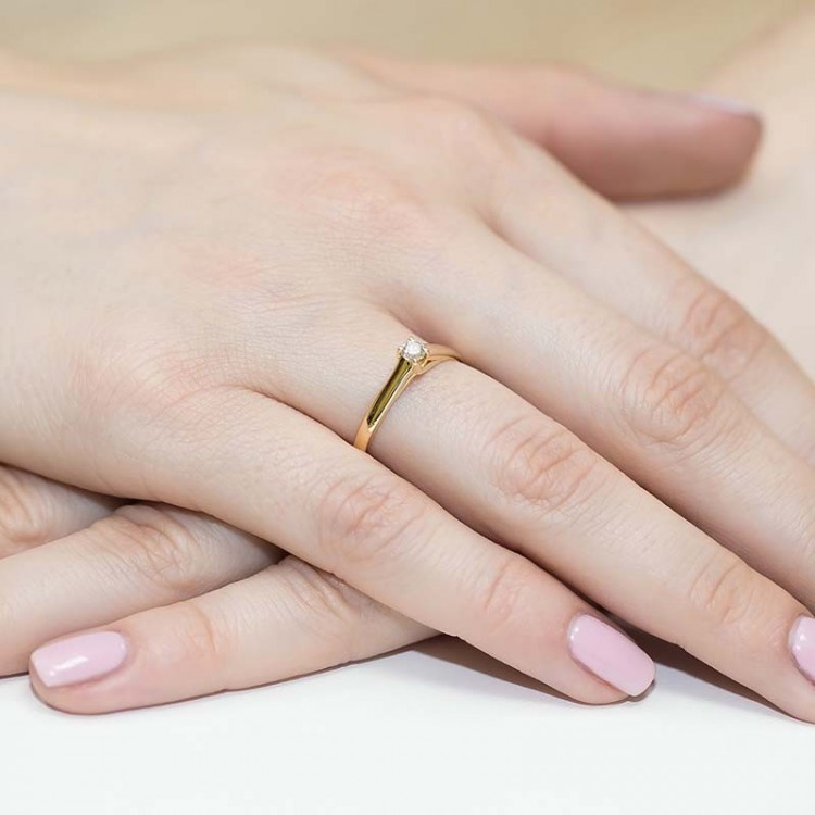 Pierścionek zaręczynowy z diamentem