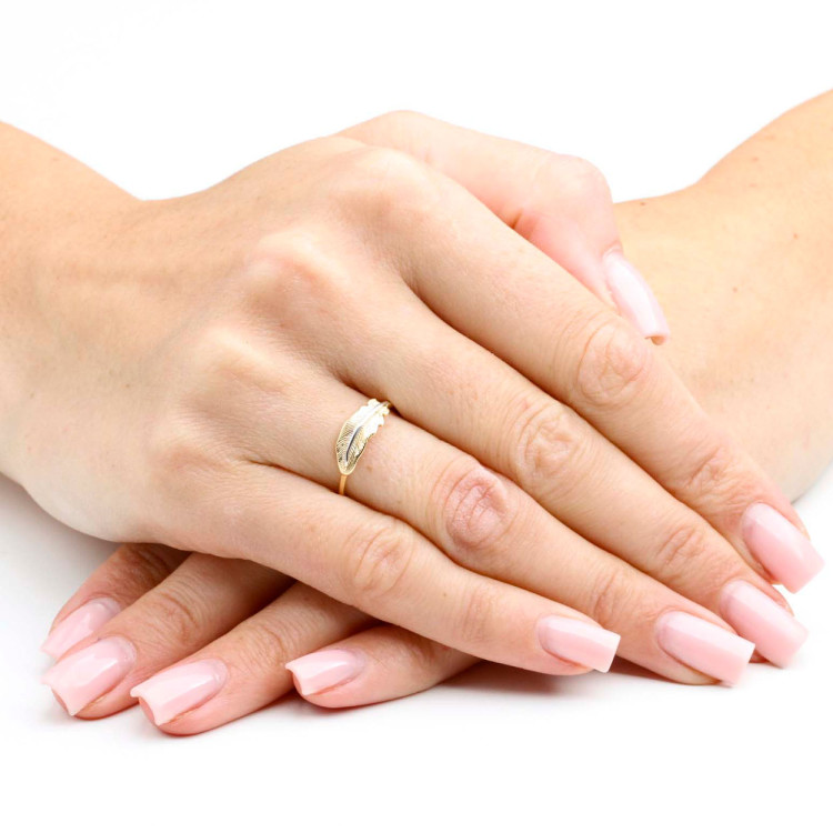 Złoty pierścionek piórko