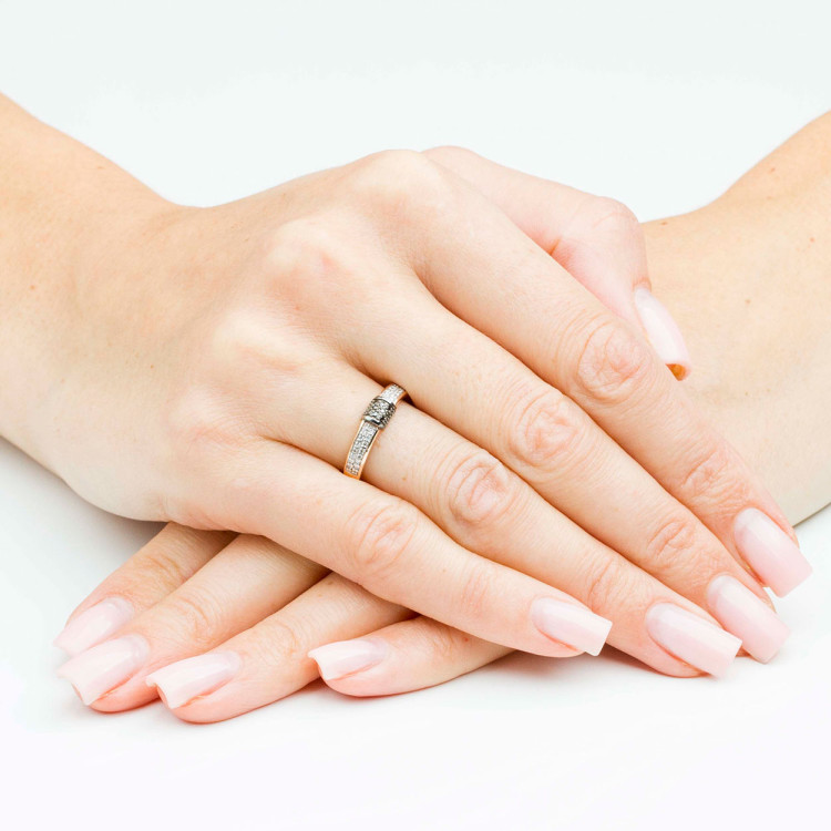 Pierścionek z żółtego złota z czarnymi diamentami