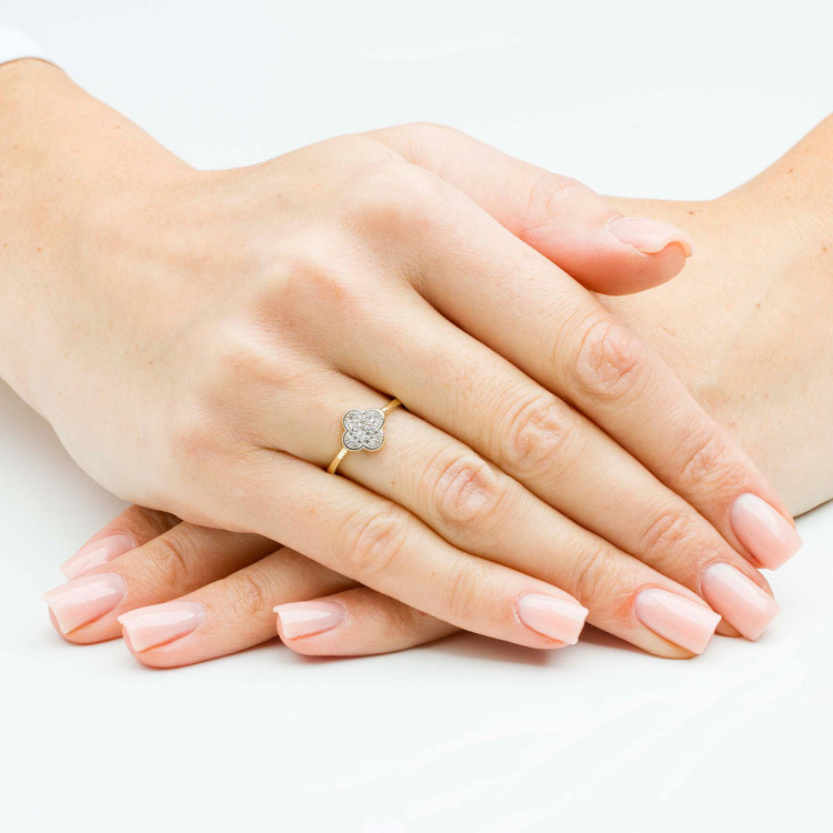 Złoty pierścionek z cyrkoniami