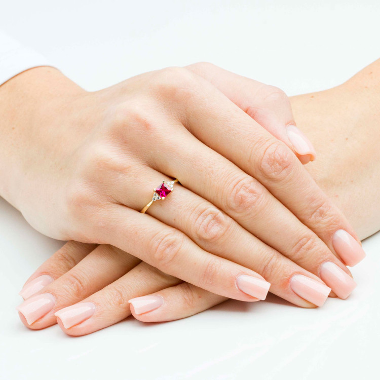 Pierścionek ze złota z różową cyrkonią