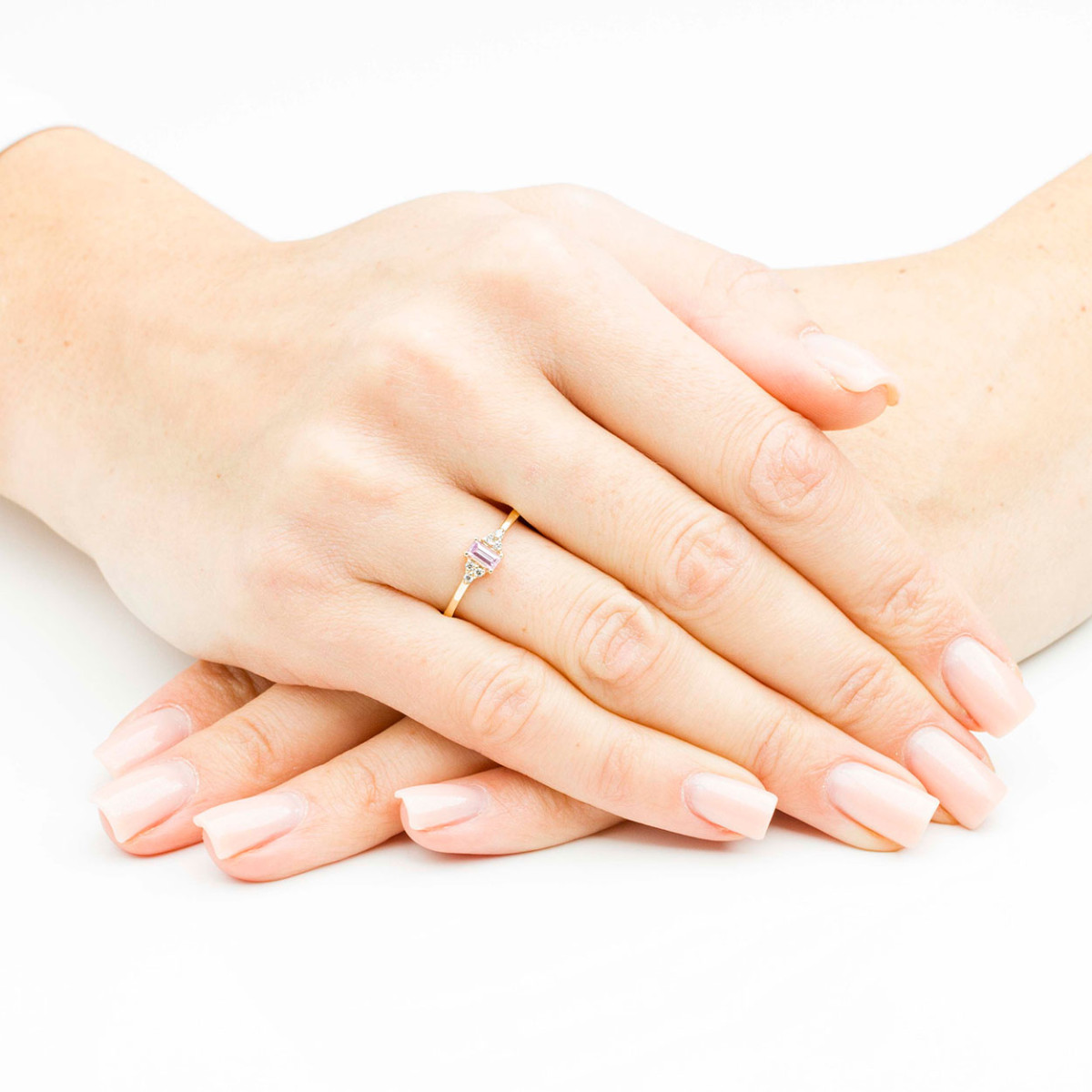 Pierścionek ze złota z różówą i białymi cyrkoniami