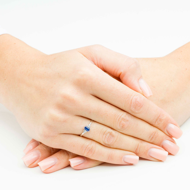 Pierścionek ze złota z niebieską cyrkonią