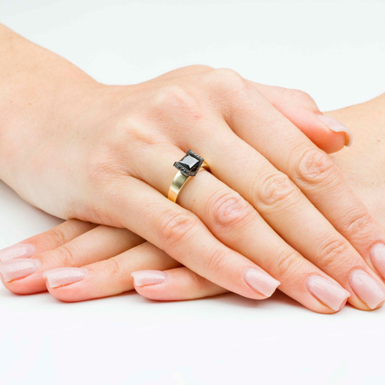 Pierścionek ze złota z czarnymi cyrkoniami