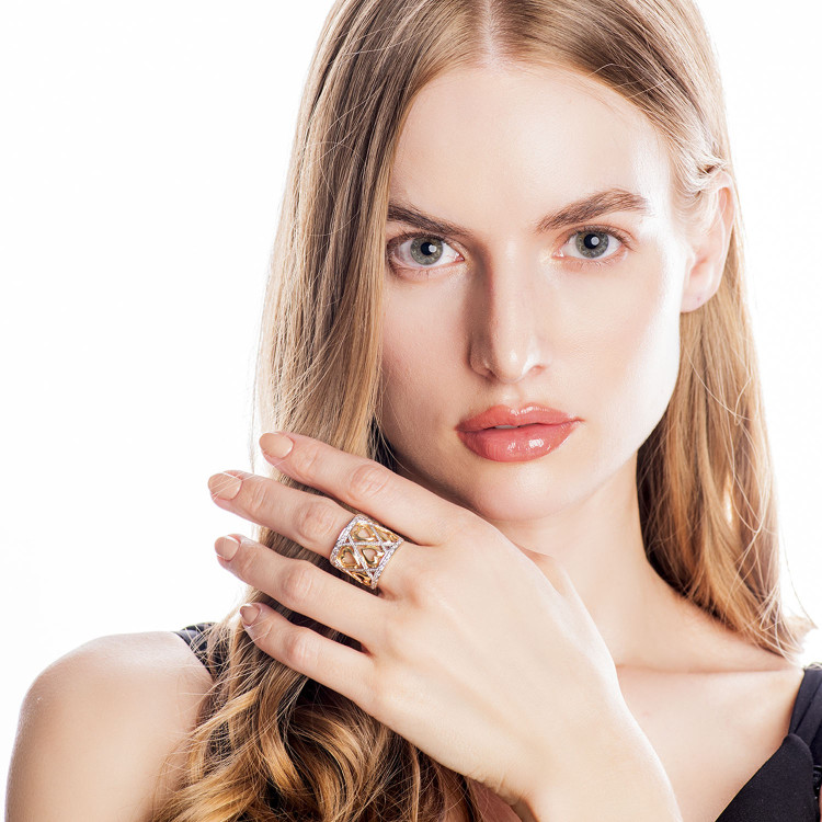 Pierścionek ze złota serce z białymi cyrkoniami