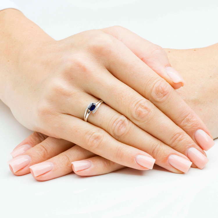 Złoty pierścionek z szafirem