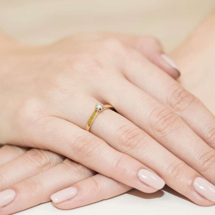 Pierścionek z jednym diamentem